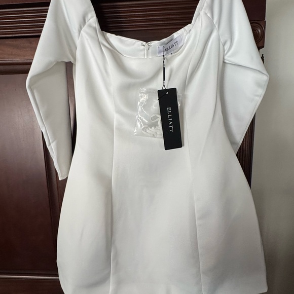 Elliatt Off-Shoulder White Long Sleeve Dress - Picture 4 of 4